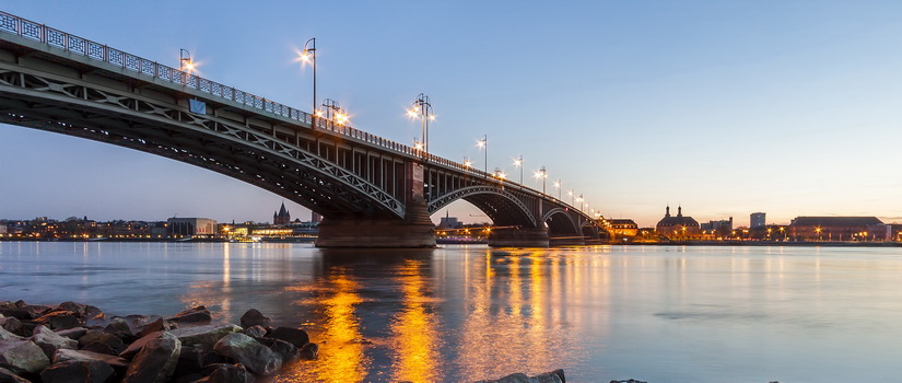 Auf zu neuen Ufern: Brücke nach Mainz von Wiesbaden